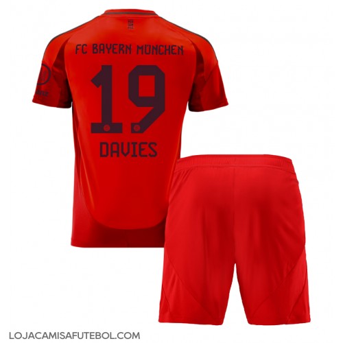 Camisa de Futebol Bayern Munich Alphonso Davies #19 Equipamento Principal Infantil 2024-25 Manga Curta (+ Calças curtas)